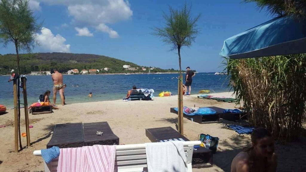 Apartments Lena Sutomišćica Kültér fotó