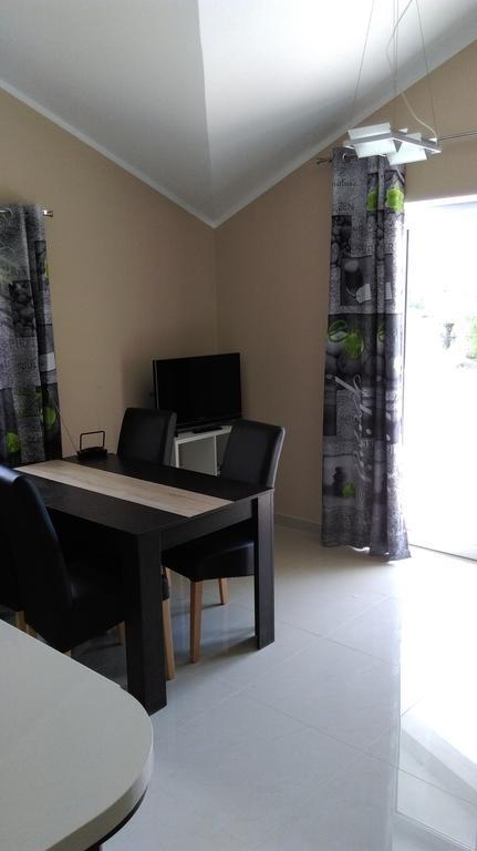 Apartments Lena Sutomišćica Kültér fotó