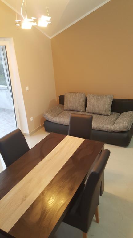 Apartments Lena Sutomišćica Kültér fotó