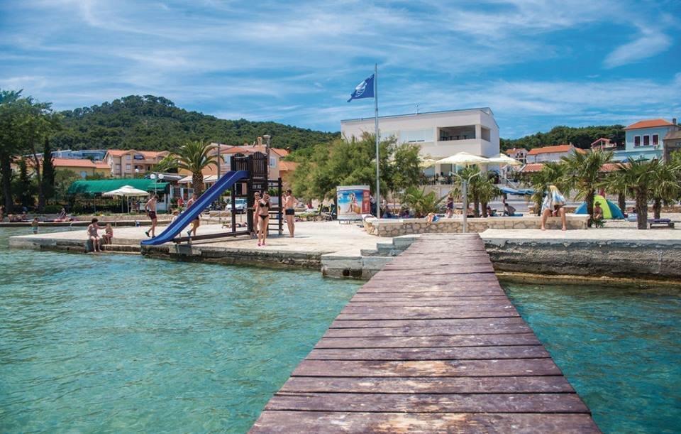 Apartments Lena Sutomišćica Kültér fotó