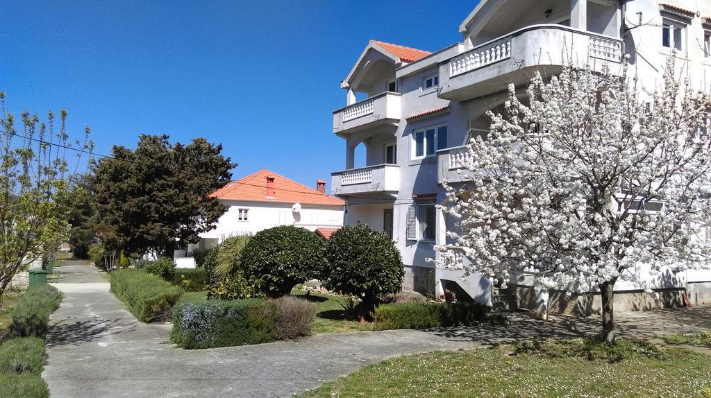 Apartments Lena Sutomišćica Kültér fotó