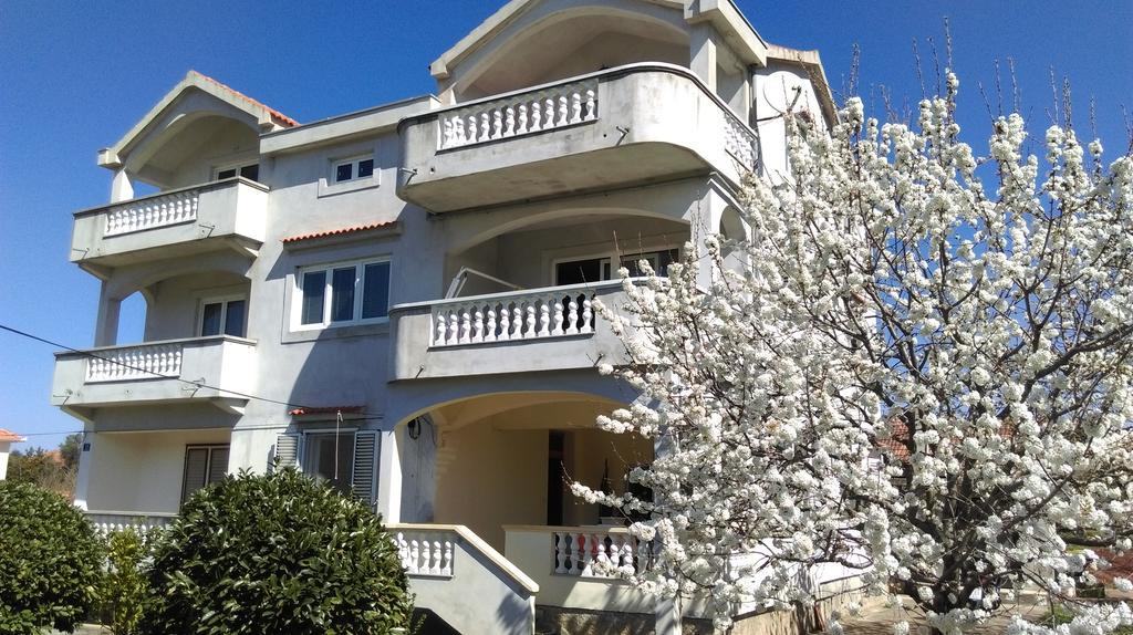 Apartments Lena Sutomišćica Kültér fotó