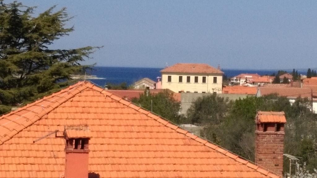 Apartments Lena Sutomišćica Kültér fotó