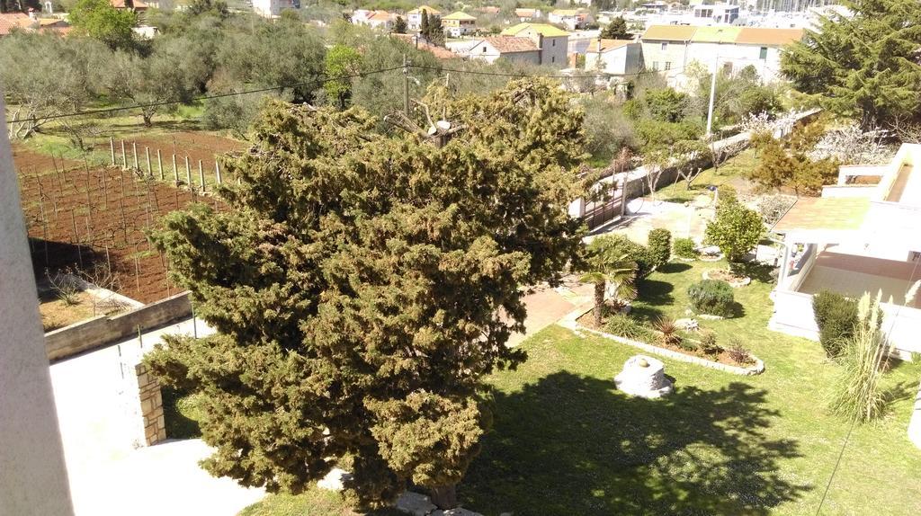 Apartments Lena Sutomišćica Kültér fotó