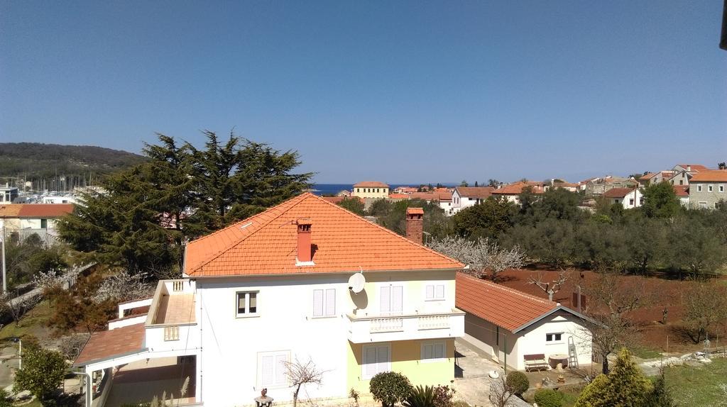 Apartments Lena Sutomišćica Kültér fotó