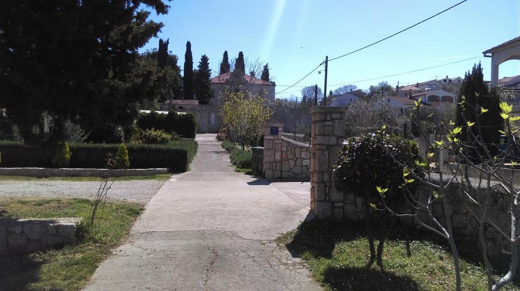 Apartments Lena Sutomišćica Kültér fotó