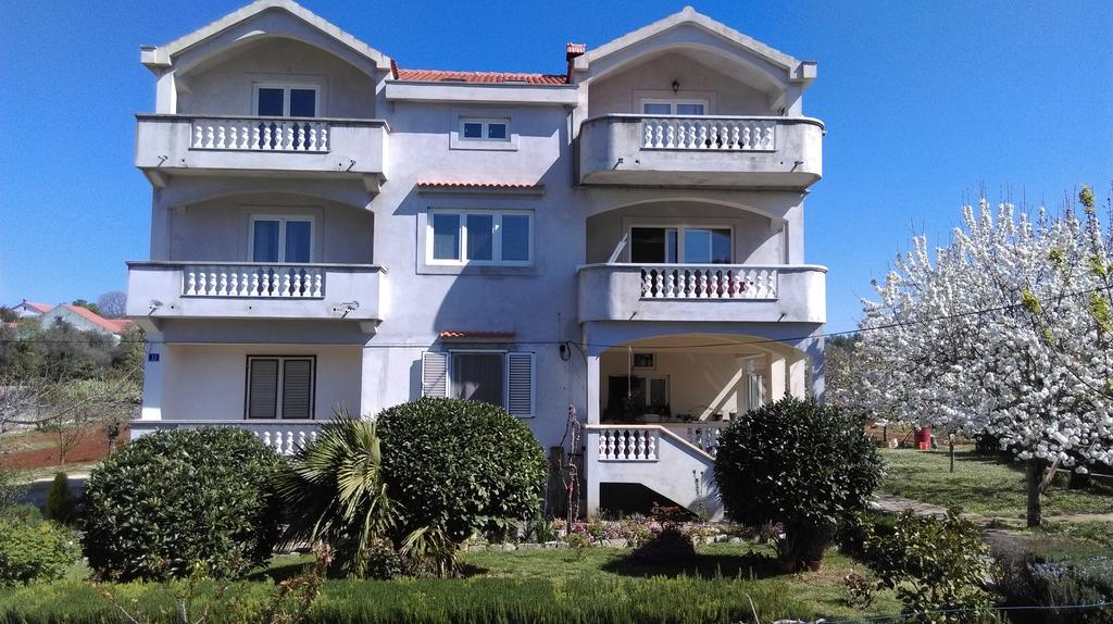 Apartments Lena Sutomišćica Kültér fotó