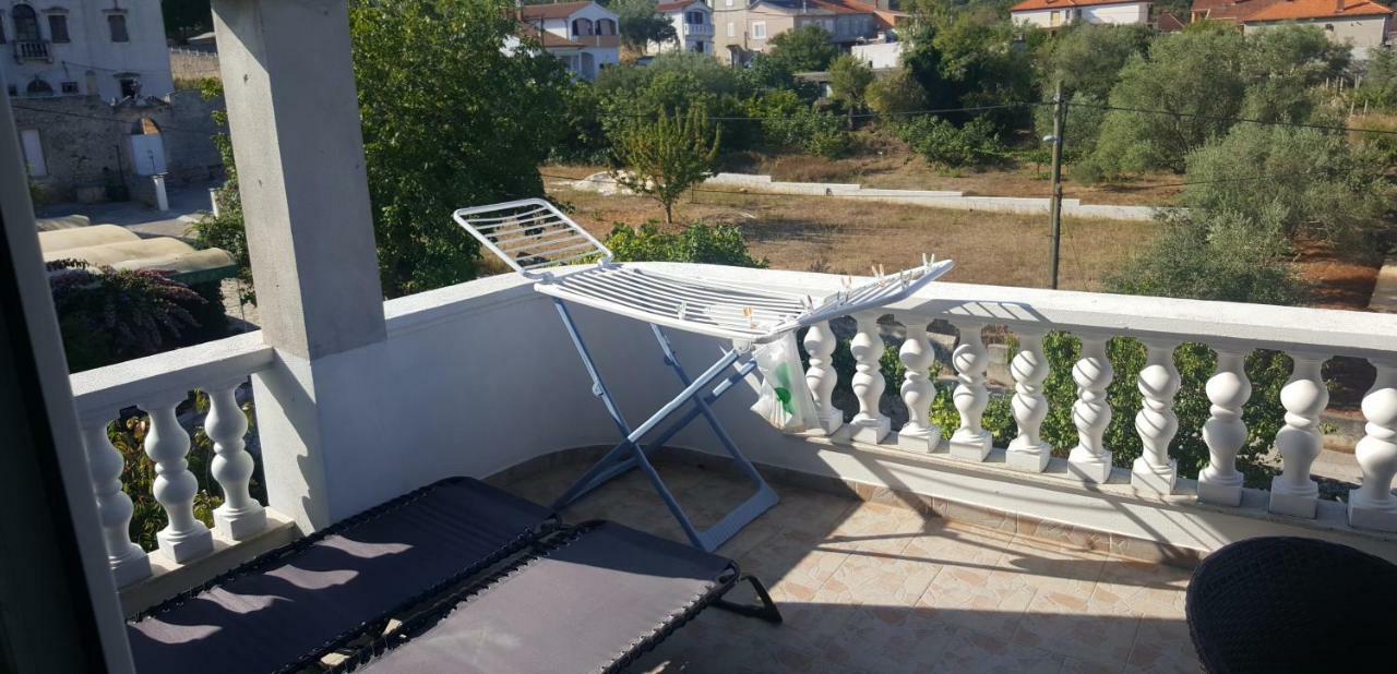 Apartments Lena Sutomišćica Kültér fotó